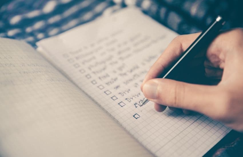 Checkliste und Zeitplan für die Dinge, die vor und nach einem Umzug zu erledigen sind.