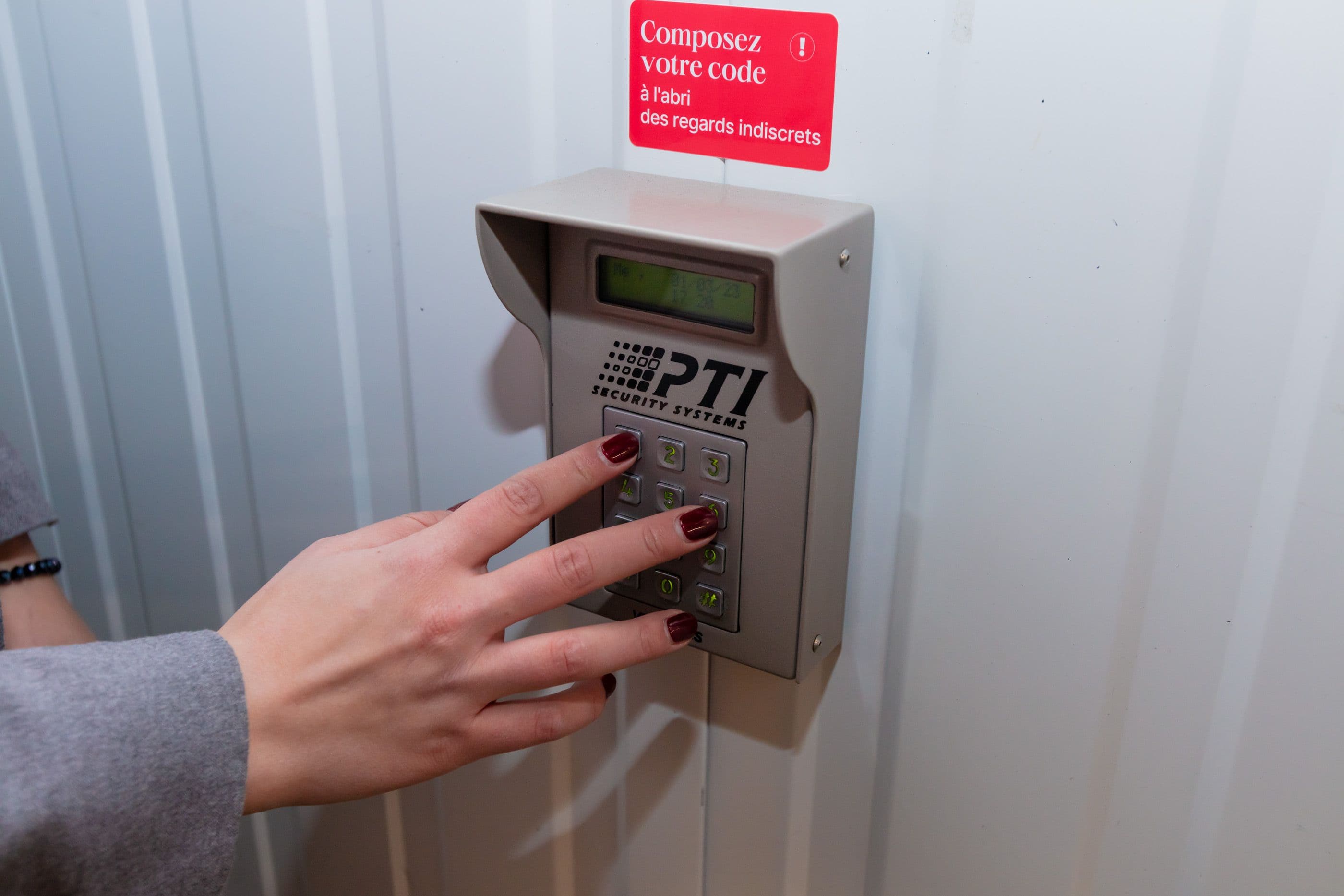 Saisie d’un code d’accès sur un clavier sécurisé au centre HOMEBOX Barcelona - Sant Andreu.